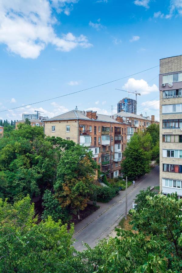 по адресу дружбы народов 8а *